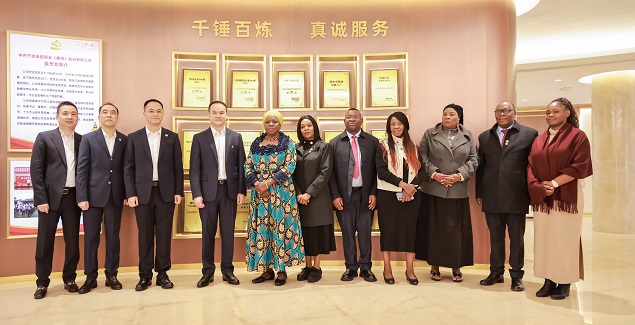 1764896796389095eUf4.jpg 贊比亞副總統郃(he)影2.jpg